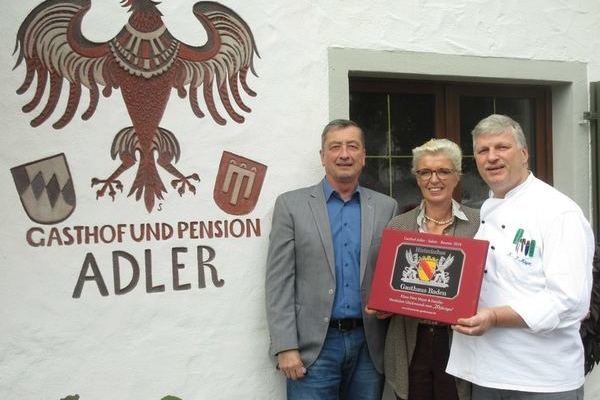 2016: Klaus-Peter Mayer (rechts) und seine Frau Birgit führen den "Adler" in Beuren seit 20 Jahren gemeinsam. Seit 1840 liegt das Traditionsgasthaus, in dem seit 1464 nachgewiesen schon das Landgericht tagte, im Besitz der Familie Mayer.